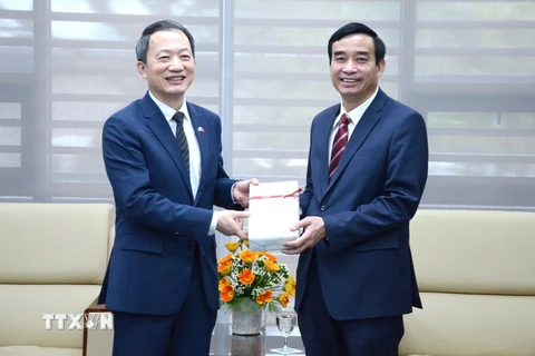 Phó chủ tịch UBND thành phố Đà Nẵng Lê Trung Chinh nhận quà từ Tổng lãnh sự Hàn Quốc tại Đà Nẵng Ahn Minh Sik. (Ảnh: Quốc Dũng/TTXVN)