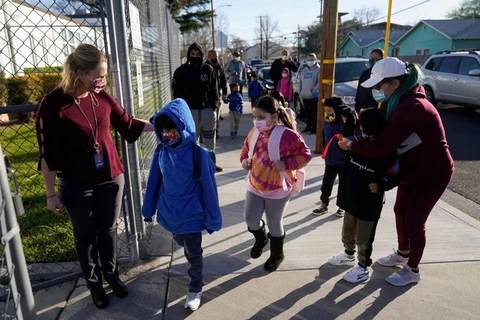 Các nhân viên của trường chào đón các học sinh tại Trường Tiểu Học Newhall ở Santa Clarita, California. (Nguồn: nytimes.com)