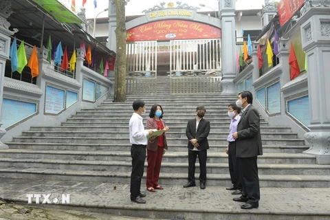 Đoàn kiểm tra liên ngành của thành phố kiểm tra khu vực cáp treo đưa du khách tham quan Chùa Hương. (Ảnh Mạnh Khánh/TTXVN)