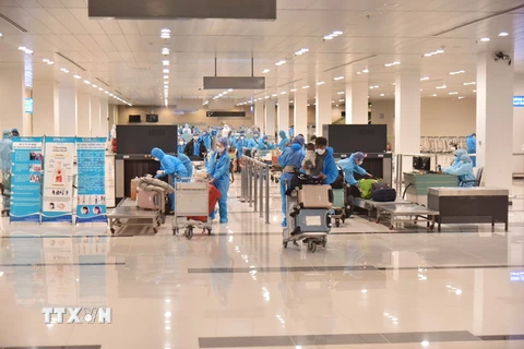 Các công dân trở về làm thủ tục nhập cảnh tại sân bay. (Ảnh: Chanh Đa/TTXVN)