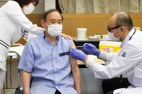Thủ tướng Nhật Bản Yoshihide Suga tiêm mũi thứ nhất vaccine ngừa COVID-19 tại một bệnh viện ở Tokyo, ngày 15/3. (Nguồn: japantimes)