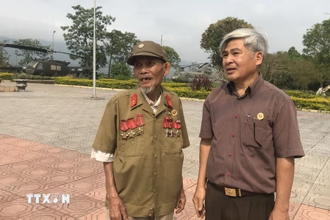 Cựu chiến binh Hồ Xuân Dừng (bên trái), thôn Húc Váng, xã Húc, huyện Hướng Hóa người từng tham gia yểm trợ trong Chiến dịch Đường 9-Nam Lào. (Ảnh: Thanh Thủy/TTXVN)