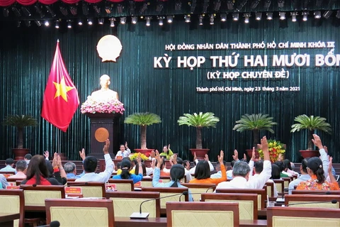 Các đại biểu Hội đồng Nhân dân Thành phố Hồ Chí Minh biểu quyết thông qua nghị quyết về các tờ trình của Ủy ban Nhân dân Thành phố. (Nguồn: hochiminhcity.gov.vn)