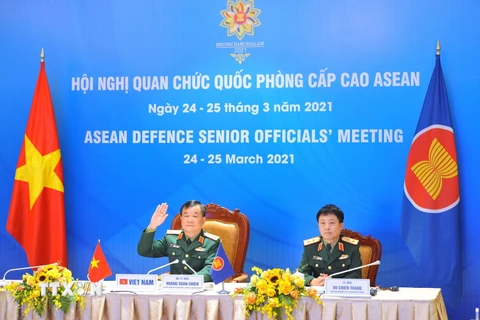 Thượng tướng Hoàng Xuân Chiến, Thứ trưởng Bộ Quốc phòng, Trưởng đoàn Việt Nam (trái) tham dự Hội nghị tại Hà Nội theo hình thức trực tuyến. (Ảnh: Minh Đức/TTXVN)