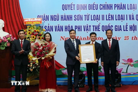 Chủ tịch UBND thành phố Đà Nẵng Lê Trung Chinh trao quyết định điều chỉnh phân loại đơn vị hành chính quận Ngũ Hành Sơn từ loại II lên loại I. (Ảnh: Trần Lê Lâm/TTXVN)