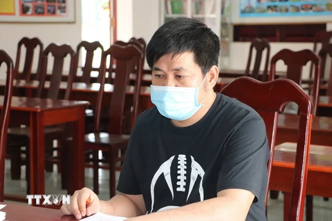 Bị can Nguyễn Hồng Đại chống người thi hành công vụ ở Chốt chống dịch COVID-19 ra đầu thú. (Ảnh: TTXVN phát)