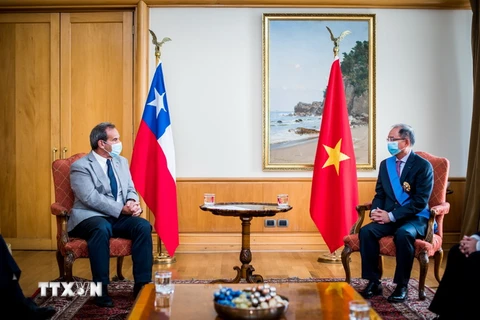 Ngoại trưởng Chile Andres Allamand trao đổi với Đại sứ Nguyễn Ngọc Sơn tại Lễ kỷ niệm. (Ảnh: TTXVN phát)