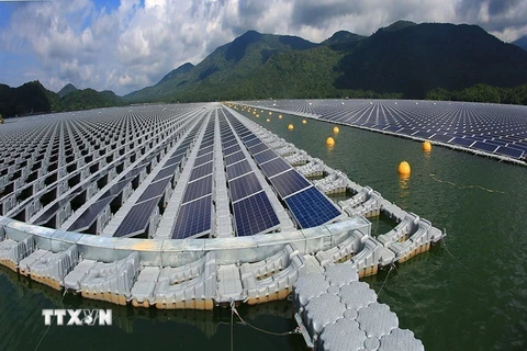 Hệ thống pin nhà máy điện Mặt Trời trên hồ thủy điện Đa Mi. (Ảnh: TTXVN)