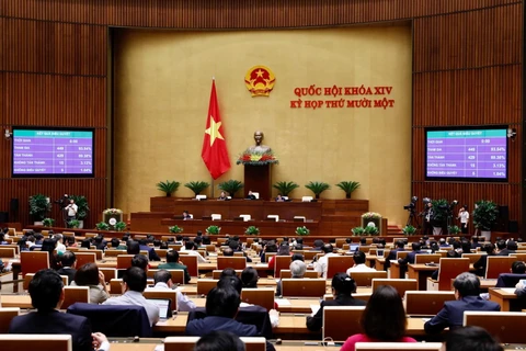 Các đại biểu Quốc hội biểu quyết thông qua Nghị quyết về việc miễn nhiệm Chủ tịch Quốc hội, Chủ tịch Hội đồng bầu cử quốc gia với 429/449 phiếu tán thành. (Ảnh: Dương Giang/TTXVN)