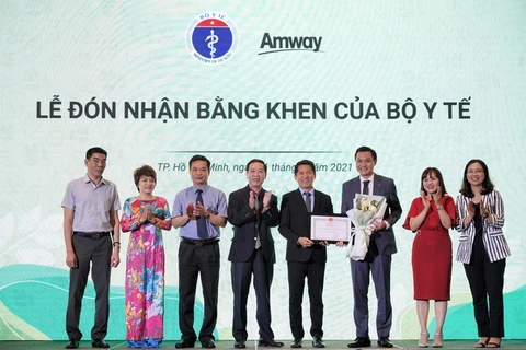 Đại diện Ban lãnh đạo Amway nhận Bằng Khen của Bộ Y tế do có nhiều đóng góp trong việc cải thiện tình hình dinh dưỡng cho trẻ em Việt Nam. (Nguồn: Amway)