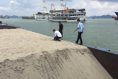 Một vụ vận chuyển cát vi phạm ở tỉnh Quảng Ninh. (Nguồn: haiquanonline)