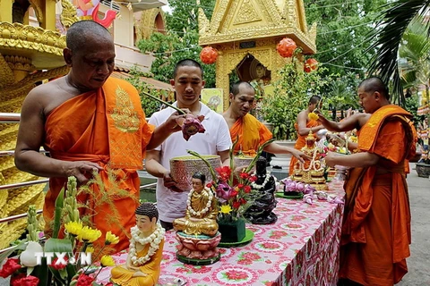 Lễ Chol Chnam Thmay là lễ Tết lớn nhất của người Khmer, diễn ra 3 ngày liên tiếp tính theo lịch cổ truyền của dân tộc Khmer tức là vào đầu tháng Chét của người Khmer. (Ảnh: Thế Anh/TTXVN)