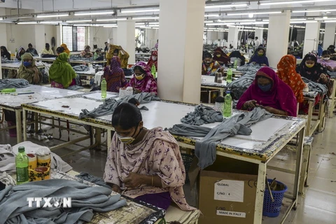 Công nhân làm việc tại một xưởng may ở Ashulia của Bangladesh. (Ảnh: AFP/TTXVN)