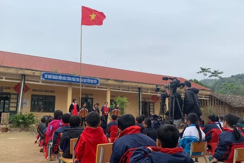 Lễ chào cờ tại điểm trường Khuổi Chặng, tỉnh Lạng Sơn. (Nguồn: sggp)