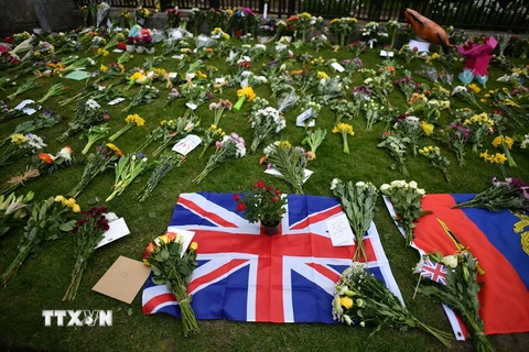 Đặt hoa bên ngoài Lâu đài Windsor để tưởng niệm Hoàng tế Philip ngày 9/4. (Ảnh: AFP/TTXVN)