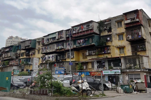 Theo số liệu tổng hợp của Bộ Xây dựng, hiện nay, tại các đô thị trên cả nước có khoảng 2.500 khối nhà chung cư cũ được xây dựng từ trước năm 1994 với hơn 100.000.000 hộ dân đang sinh sống. (Ảnh: Hùng Nguyễn/Vietnam+)