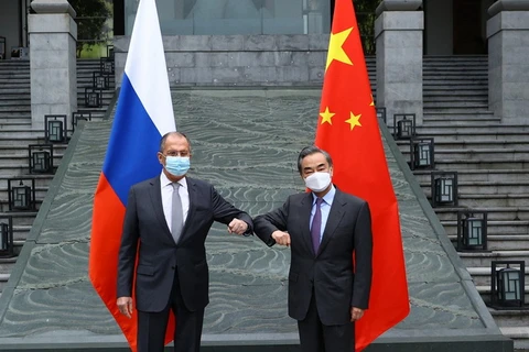 Ngoại trưởng Trung Quốc Vương Nghị và Ngoại trưởng Nga Sergei Lavrov. (Nguồn: AFP)