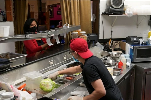 Chủ một quán ăn người Á ở Las Vegas, Nevada, Mỹ, ngày 28/3 vừa qua. (Nguồn: Reuters) 