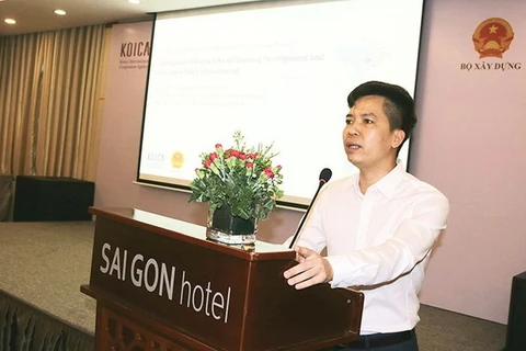 Phó Cục trưởng Cục Quản lý nhà và thị trường bất động sản phát biểu tại Hội nghị. (Nguồn: tapchixaydungbxd)