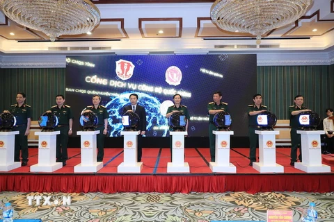 Thượng tướng Nguyễn Tân Cương, Ủy viên Trung ương Đảng, Thứ trưởng Bộ Quốc phòng cùng lãnh đạo các bộ, ngành trong và ngoài quân đội thực hiện nghi thức khai trương Cổng Dịch vụ công của Bộ Quốc phòng. (Ảnh: Trọng Đức/TTXVN)