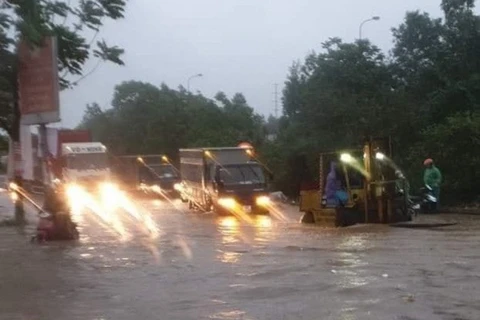 Sau trận mưa lớn kéo dài đêm qua, nhiều phương tiện rạng sáng nay đã gặp khó khăn khi di chuyển qua 2 bên đoạn đường gom Đại lộ Thăng Long. (Nguồn: dantri)