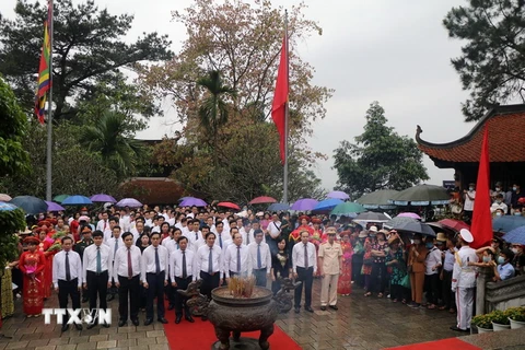 Thay mặt đồng bào cả nước, lãnh đạo tỉnh Phú Thọ và đại diện các cấp chính quyền, đoàn thể đã thành kính dâng hương tưởng nhớ Tổ Mẫu Âu Cơ. (Ảnh : Trung Kiên/TTXVN)