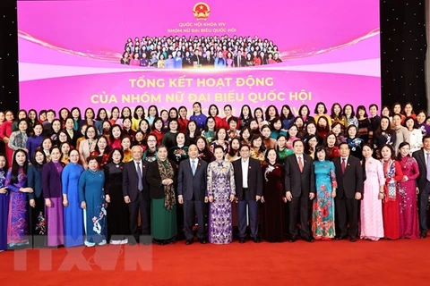 Lãnh đạo Đảng, Nhà Nước cùng các nữ đại biểu Quốc hội khóa XIV. (Ảnh: Trọng Đức/TTXVN)