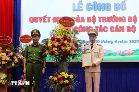 Thượng tướng Lê Quý Vương, Thứ trưởng Bộ Công an (trái) trao Quyết định và chúc mừng Đại tá Bùi Duy Hưng nhận chức Giám đốc Công an tỉnh Bắc Ninh. (Ảnh: Thanh Thương/TTXVN)