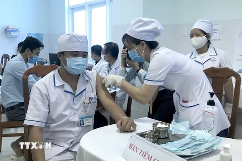 Tiêm vaccine phòng COVID-19 cho nhân viên y tế làm công tác phòng, chống dịch tại Bệnh viện Đa khoa tỉnh Vĩnh Long. (Ảnh: Lê Thúy Hằng/TTXVN)