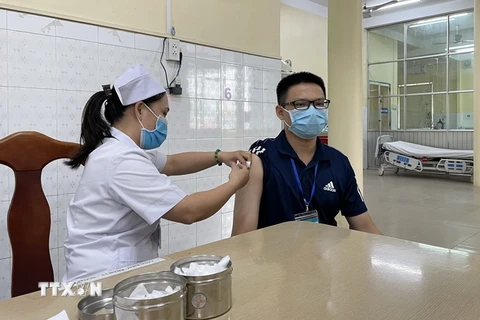 Tiêm vaccine phòng COVID-19 đợt 1 tại Đồng Nai. (Ảnh: Lê Xuân/TTXVN)