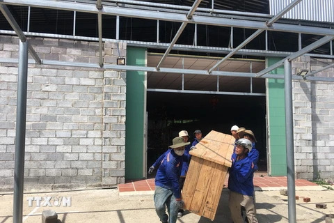 Các lực lượng tiến hành di chuyển các tài sản thuộc nhà hàng Cao Hùng trên đường Nguyễn Tất Thành, xã Phước Đồng, thành phố Nha Trang, tỉnh Khánh Hòa. (Ảnh: Thanh Vân/TTXVN)