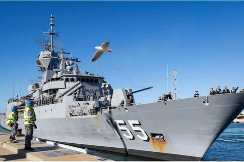 Tàu HMAS Ballarat là một trong hai tàu chiến được cử đến để hỗ trợ tìm kiếm tàu mất tích của Indonesia. (Nguồn: abc.net)
