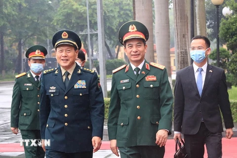 Thượng tướng Phan Văn Giang, Bộ trưởng Bộ Quốc phòng Việt Nam và Thượng tướng Ngụy Phượng Hòa, Bộ trưởng Bộ Quốc phòng Trung Quốc. (Ảnh: Trọng Đức/TTXVN)
