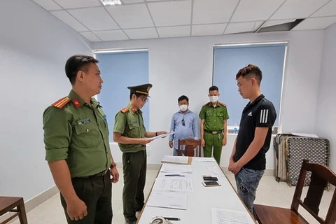 Cơ quan an ninh điều tra Công an thành phố Đà Nẵng đọc quyết định bắt tạm giam một đối tượng liên quan đến vụ việc. (Nguồn: cand)