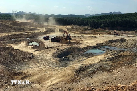 Hiện trường khai thác tại mỏ đất Đồng Tâm ở phường Thủy Phương, thị xã Hương Thủy. (Ảnh: Đỗ Trưởng/TTXVN)