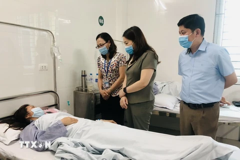 Lãnh đạo tỉnh và thành phố Yên Bái thăm công nhân đang điều trị tại Bệnh viện Đa khoa Hữu Nghị 103. (Ảnh: Đức Tưởng/TTXVN)
