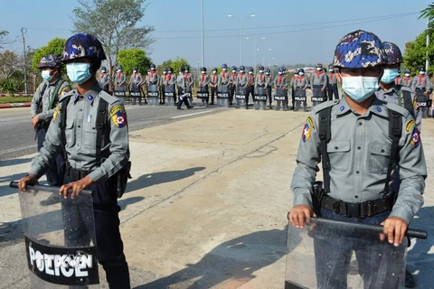 Cảnh sát phong tỏa tuyến đường dẫn tới tòa nhà Quốc hội ở thủ đô Naypyidaw ngày 29/1/2021. (Ảnh: AFP/TTXVN)