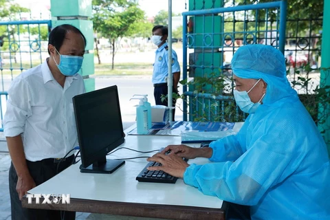 Khai báo y tế phòng, chống dịch bệnh COVID -19 tại Đà Nẵng. (Ảnh: Thống Nhất/TTXVN)