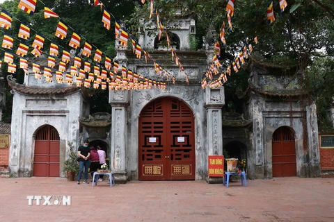 Trong ảnh Đền Mẫu ở thành phố Hưng Yên đóng cửa trong sáng 1/5. (Ảnh: Đinh Tuấn/TTXVN)