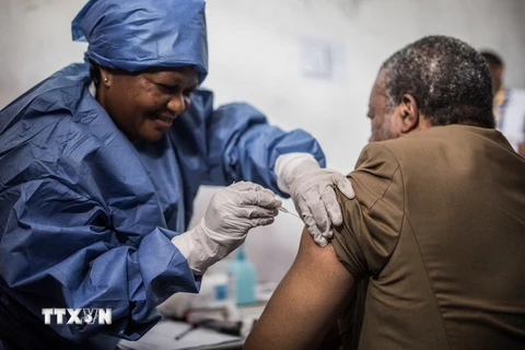 Nhân viên y tế tiêm vaccine phòng Ebola cho người dân tại Goma, CHDC Congo. (Ảnh: AFP/TTXVN)