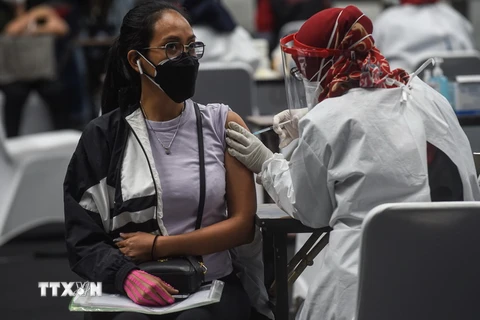 Tiêm vaccine phòng COVID-19 cho nhân viên y tế tại Jakarta, Indonesia, ngày 4/2 vừa qua. (Ảnh: THX/TTXVN)