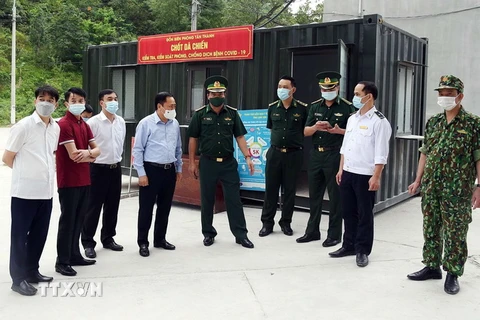 Chủ tịch UBND tỉnh Lạng Sơn Hồ Tiến Thiệu kiểm tra công tác phòng chống COVID-19 tại chốt kiểm tra người xuất nhập cảnh ở cửa khẩu Hữu Nghị. (Ảnh: Thái Thuần/TTXVN)