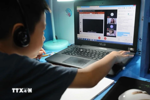 Ngày 4/5, học sinh Hà Nội chuyển sang học trực tuyến. (Ảnh: Thanh Tùng/TTXVN)