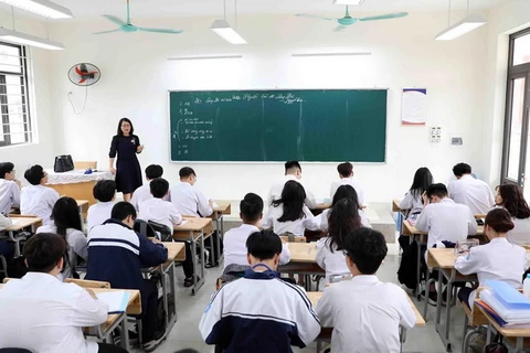 Giờ ôn tập kiến thức chuẩn bị cho kỳ thi tốt nghiệp Trung học phổ thông năm 2021 của học sinh lớp 12 trường THPT Trương Định, Hà Nội. (Ảnh: Thanh Tùng/TTXVN)