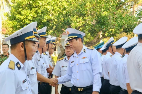 Chuẩn Đô đốc Phan Tuấn Hùng, Phó Tư lệnh Quân chủng Hải quân thăm hỏi cán bộ, chiến sỹ ở các điểm đảo huyện Trường Sa. (Nguồn: baokhanhhoa)