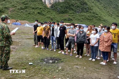 Các công dân nhập cảnh trái phép qua địa bàn xã Ngọc Chung, huyện Trùng Khánh, tỉnh Cao Bằng. (Ảnh: TTXVN phát)