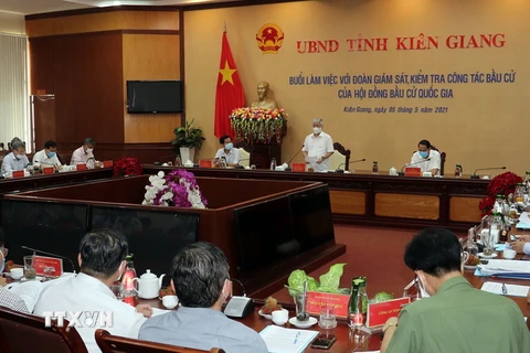 Chủ tịch Ủy ban Trung ương Mặt trận Tổ quốc Việt Nam Đỗ Văn Chiến làm việc với Ủy ban bầu cử tỉnh Kiên Giang. (Ảnh: Lê Sen/TTXVN)