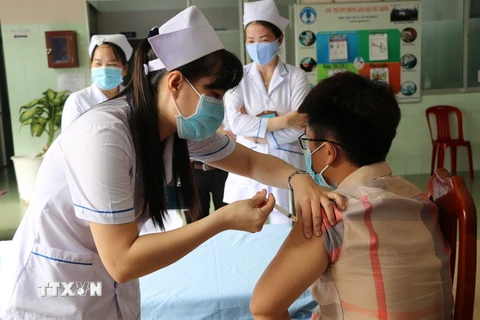 Tiêm vaccine phòng COVID-19 cho nhân viên y tế tại bệnh viện Đa khoa Đồng Tháp. (Ảnh: Chương Đài/TTXVN)