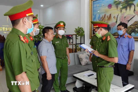 Cơ quan Cảnh sát điều tra Công an tỉnh tống đạt các quyết định liên quan. (Ảnh: Nguyễn Thanh/TTXVN)