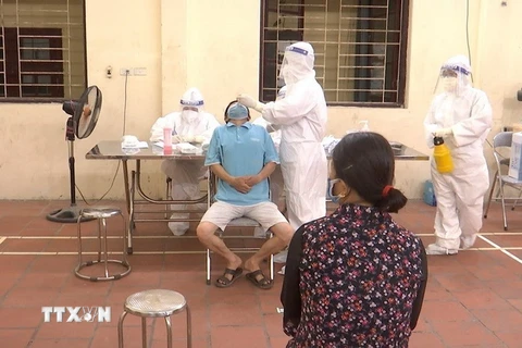 Lấy mẫu xét nghiệm SARS-CoV-2 cho người dân xã Mão Điền, huyện Thuận Thành. (Ảnh: Thanh Thương/TTXVN)